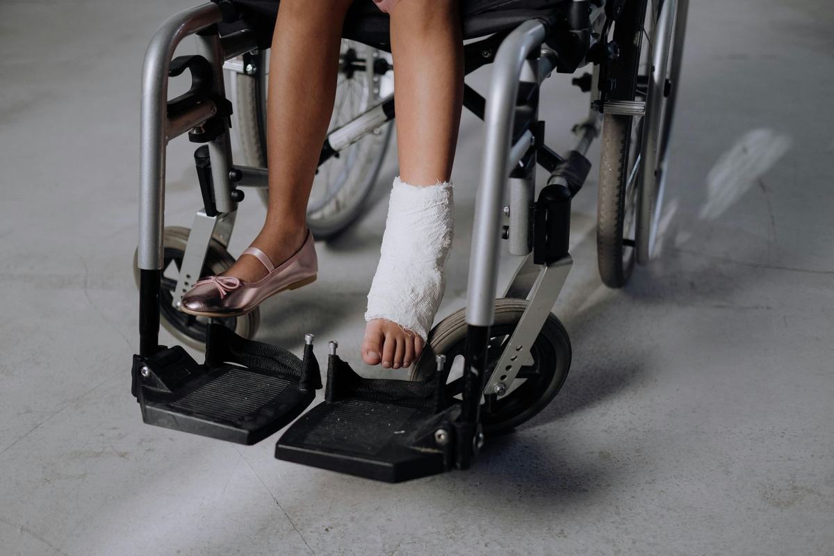 Personne en fauteuil roulant dans un environnement accessible