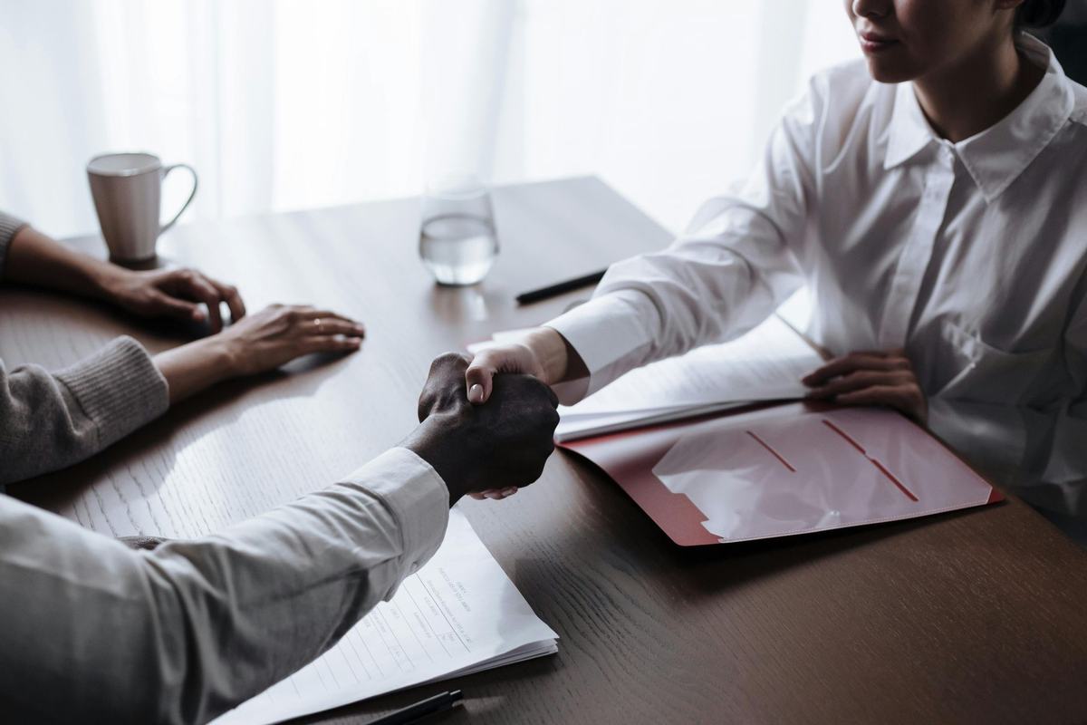 Réunion professionnelle entre avocat et client