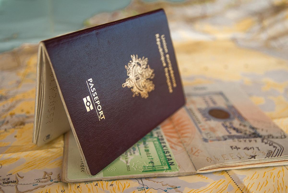 Passeport français et documents administratifs