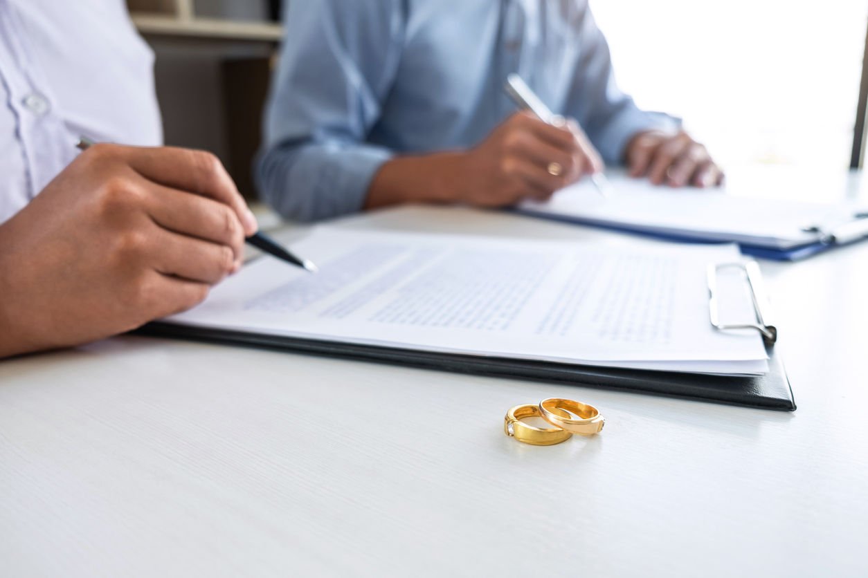 Couple signant des documents juridiques - Divorce Marseille